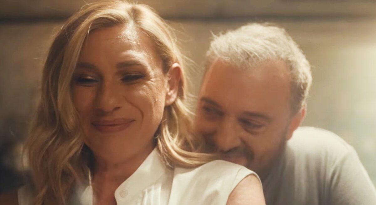 Η διαφήμιση των Jumbo που δίχασε το διαδίκτυο: Καραβάτου και Φερεντίνος «παίζουν» με το κοκορέτσι και το Twitter παίρνει φωτιά! - NewsPoint.gr