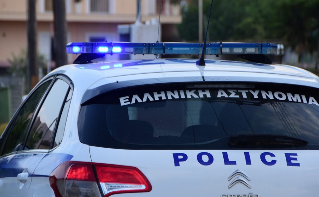 Σοκ στην Ομόνοια: 65χρονος απείλησε εργαζομένους του ΕΦΚΑ με στυλιάρι και κουζινομάχαιρο – Απίστευτες σκηνές - NewsPoint.gr