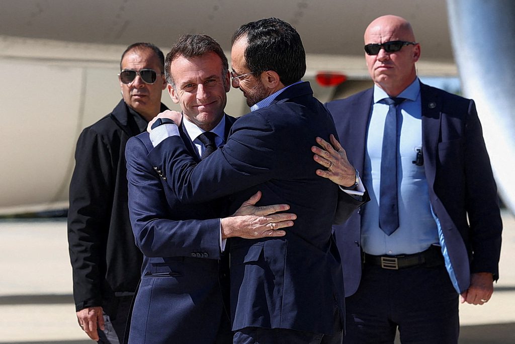 Το τραγούδι-έκπληξη που διάλεξε ο Μακρόν για το αποχαιρετιστήριο βίντεο από την Κύπρο – Τι κρύβει η ανάρτηση που συζητάει όλη η Ευρώπη! - NewsPoint.gr