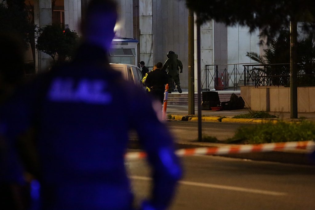 Σοκ στη ΓΑΔΑ: Η σύλληψη που προκάλεσε πανικό – Γιατί ο 48χρονος με τις χειροβομβίδες οδηγείται πίσω στη φυλακή 1 Σοκ στη ΓΑΔΑ: Η σύλληψη που προκάλεσε πανικό – Γιατί ο 48χρονος με τις χειροβομβίδες οδηγείται πίσω στη φυλακή - NewsPoint.gr