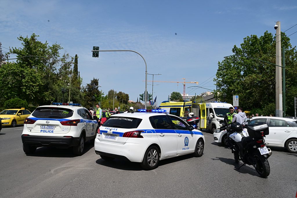 Αδιανόητο χάος στον Πειραιά: 20χρονος χωρίς δίπλωμα σπέρνει τον πανικό – Δείτε πώς διέλυσε αυτοκίνητα και μαγαζί! 1 Αδιανόητο χάος στον Πειραιά: 20χρονος χωρίς δίπλωμα σπέρνει τον πανικό – Δείτε πώς διέλυσε αυτοκίνητα και μαγαζί! - NewsPoint.gr