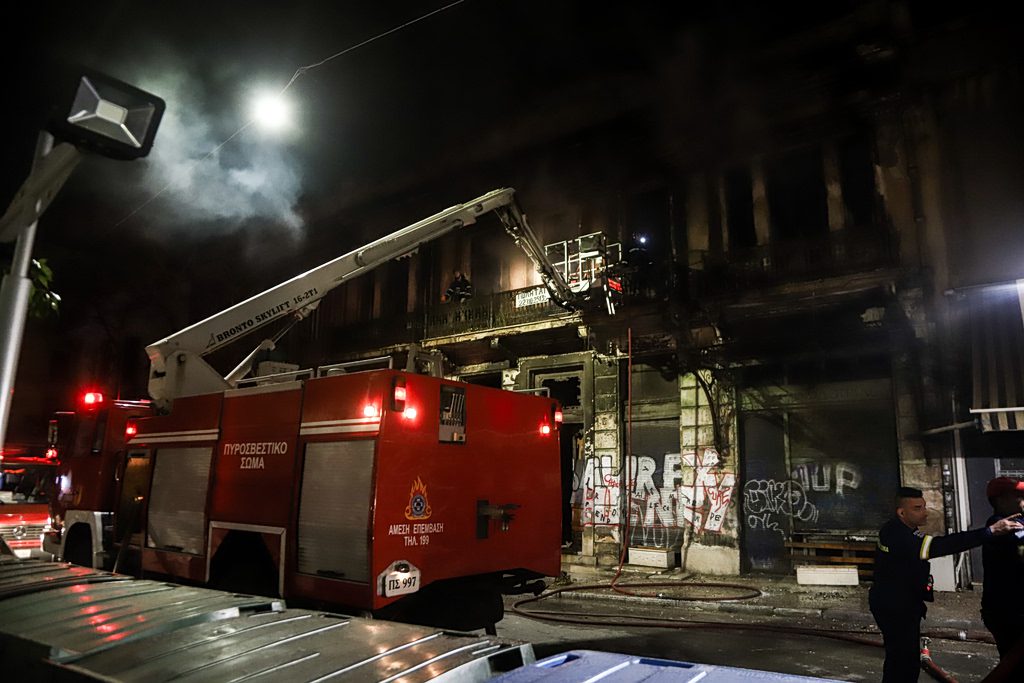 Πυκνοί καπνοί στη Λεωφόρο Βάρης – Κορωπίου: Η φωτιά που αναστάτωσε τη νύχτα σε γνωστό κατάστημα 15 Πυκνοί καπνοί στη Λεωφόρο Βάρης – Κορωπίου: Η φωτιά που αναστάτωσε τη νύχτα σε γνωστό κατάστημα - NewsPoint.gr