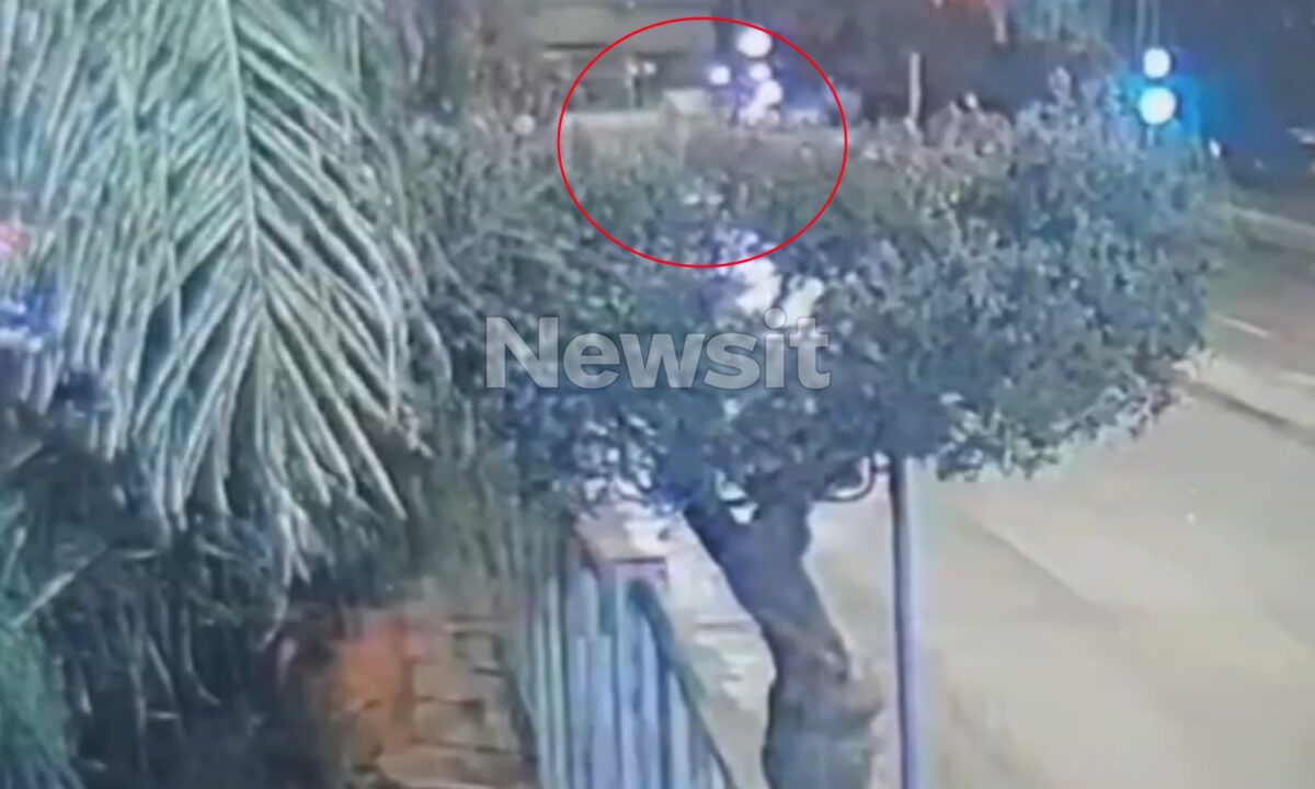 Κανείς δεν φανταζόταν τι συνέβη στη Βούλα – Το βίντεο που παγώνει το αίμα από το τρομερό τροχαίο με ταξί και νεκρή 55χρονη 3 Κανείς δεν φανταζόταν τι συνέβη στη Βούλα – Το βίντεο που παγώνει το αίμα από το τρομερό τροχαίο με ταξί και νεκρή 55χρονη - NewsPoint.gr