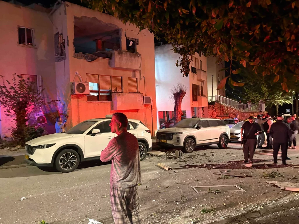 Απίστευτο σοκ στη Χάιφα: Ιρανικά βλήματα χτύπησαν σπίτι – Οι εικόνες που προκαλούν ανατριχίλα 33 Απίστευτο σοκ στη Χάιφα: Ιρανικά βλήματα χτύπησαν σπίτι – Οι εικόνες που προκαλούν ανατριχίλα - NewsPoint.gr