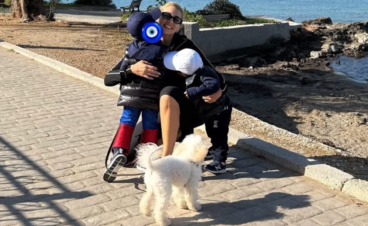 Κανείς δεν περίμενε τέτοια ευτυχία: Η συγκινητική στιγμή της Κωνσταντίνας Σπυροπούλου με τους γιους της δίπλα στη θάλασσα! 5 Κανείς δεν περίμενε τέτοια ευτυχία: Η συγκινητική στιγμή της Κωνσταντίνας Σπυροπούλου με τους γιους της δίπλα στη θάλασσα! - NewsPoint.gr