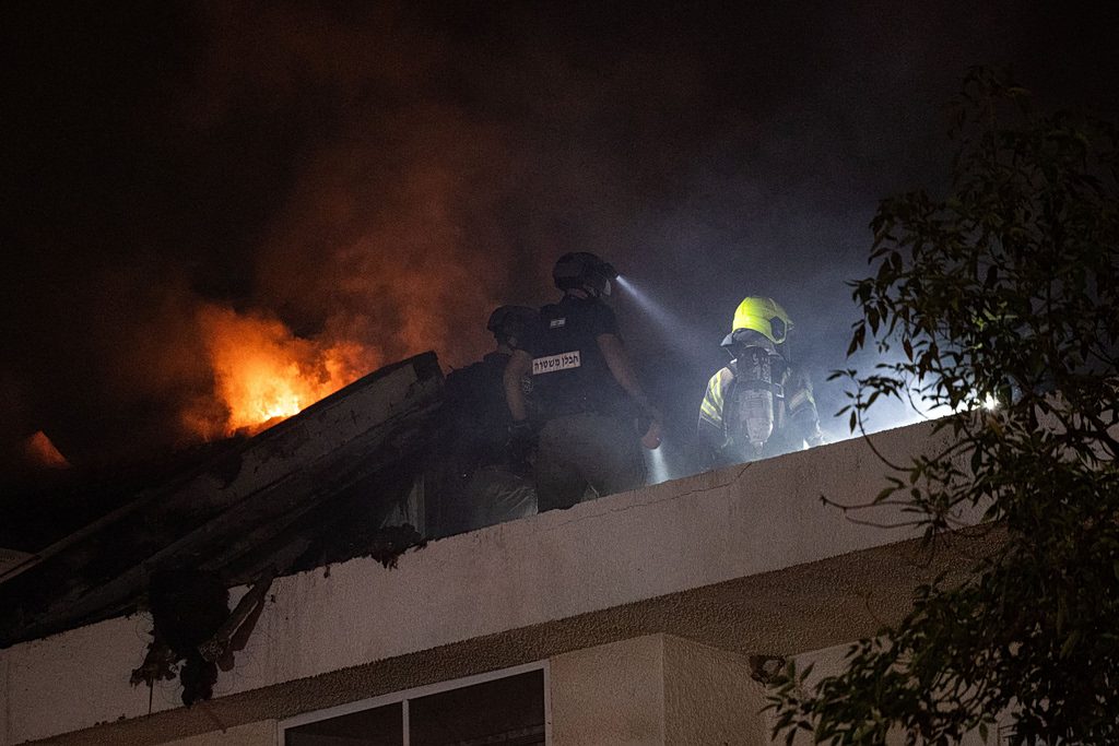 Σκηνές πανικού στο Τελ Αβίβ: Πυρομαχικά διασποράς από το Ιράν σπέρνουν φωτιά και χάος – Η προειδοποίηση των Αρχών που προβληματίζει - NewsPoint.gr
