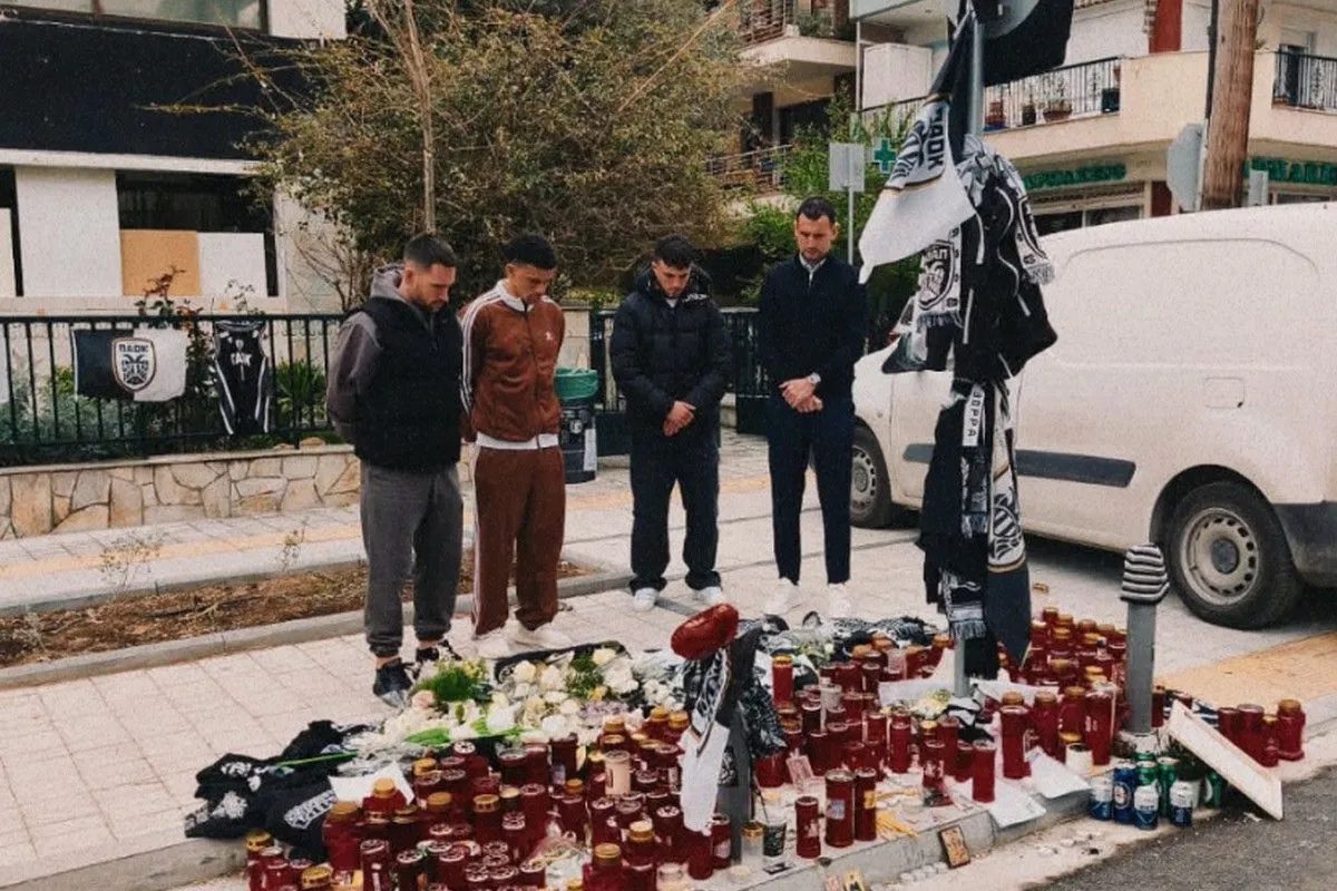Συγκλονιστική στιγμή: Η αποστολή του ΠΑΟΚ τίμησε τον 20χρονο Κλεομένη στο σημείο της δολοφονίας – Ράγισαν καρδιές με τον Ζίβκοβιτς, τον Τάισον και τον Ζαφείρη - NewsPoint.gr