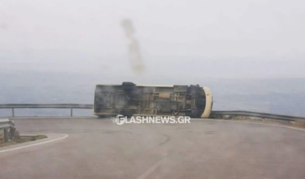 Απίστευτη ανατροπή λεωφορείου στα Σφακιά – Οι άνεμοι προκάλεσαν χάος και μπλακ άουτ! - NewsPoint.gr