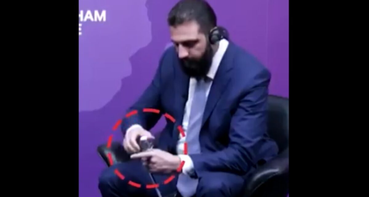 Απίστευτο στιγμιότυπο: Ο πρόεδρος της Συρίας αδυνατεί να ανοίξει μπουκάλι – Η αντίδραση της δημοσιογράφου που «δίχασε» το διαδίκτυο! 1 Απίστευτο στιγμιότυπο: Ο πρόεδρος της Συρίας αδυνατεί να ανοίξει μπουκάλι – Η αντίδραση της δημοσιογράφου που «δίχασε» το διαδίκτυο! - NewsPoint.gr