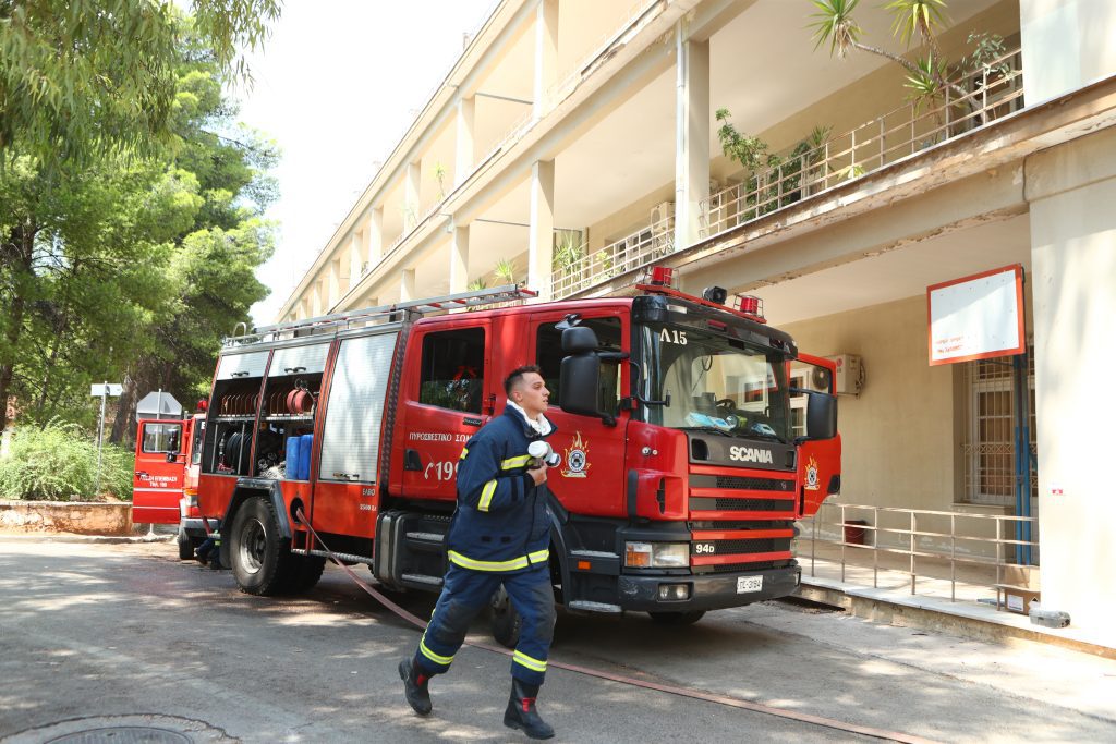 Πάτρα: Η ανατριχιαστική στιγμή που άνδρας βρέθηκε αναίσθητος μέσα σε φλεγόμενο σπίτι – Σοκ στην τοπική κοινωνία - NewsPoint.gr