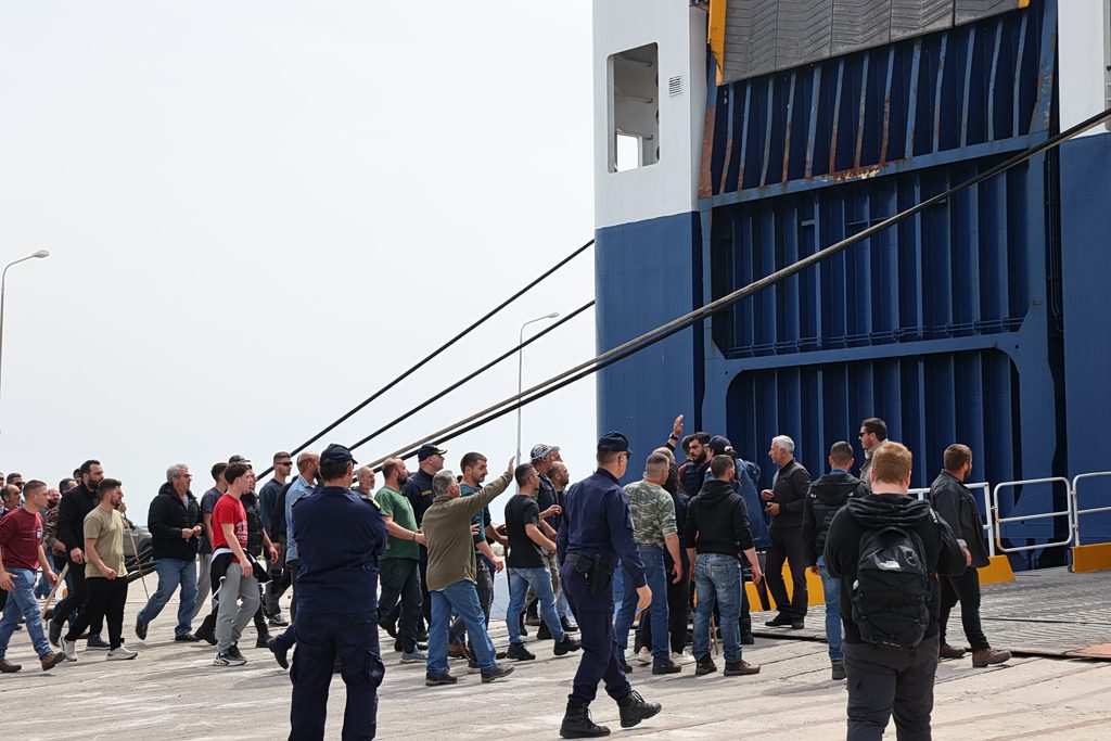 Η Λέσβος στο χείλος της κρίσης: Εξαντλούνται τα τρόφιμα, οι κτηνοτρόφοι αμετακίνητοι – Πλήρης παράλυση στο λιμάνι! - NewsPoint.gr