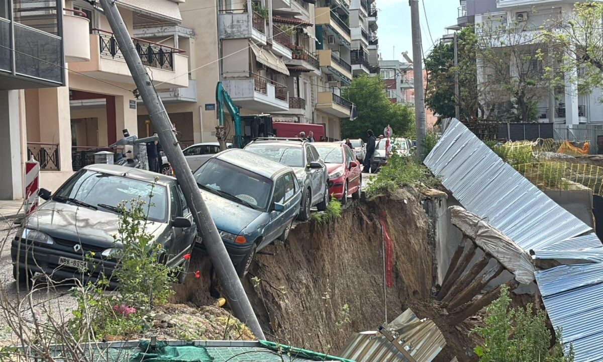 Σοκ στη Θεσσαλονίκη: Δρόμος κατέρρευσε ξαφνικά και «κατάπιε» παρκαρισμένο αυτοκίνητο – Οι εικόνες θα σας αφήσουν άφωνους! - NewsPoint.gr