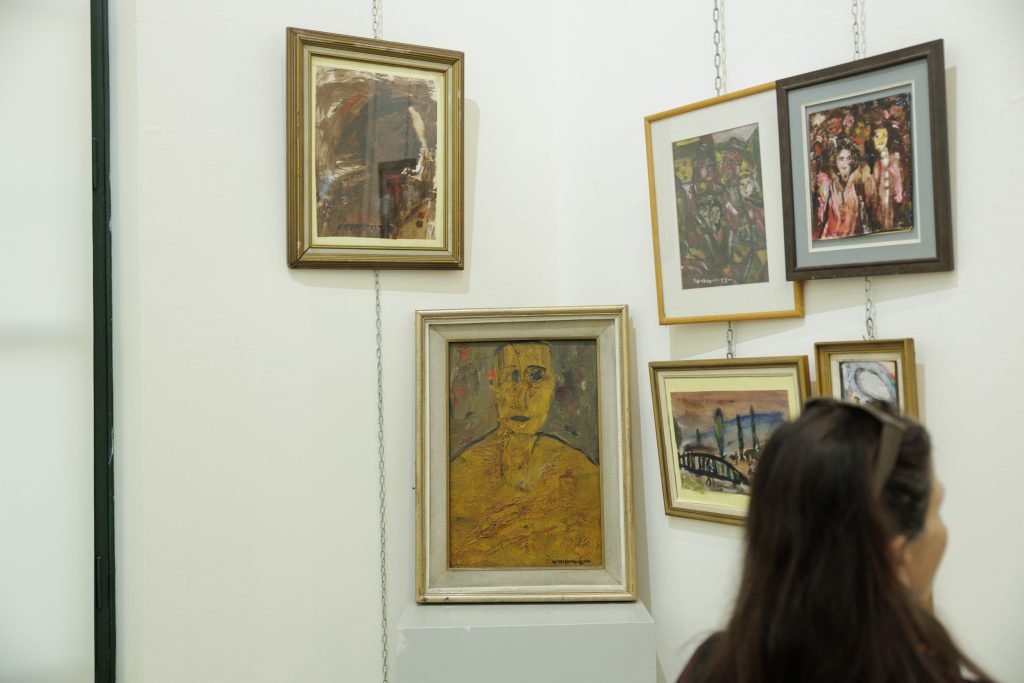 Η αναδρομική έκθεση του Νίκου Τζιζμετζόγλου που συγκλόνισε τον Πειραιά – Μια μοναδική πολιτιστική βραδιά - NewsPoint.gr