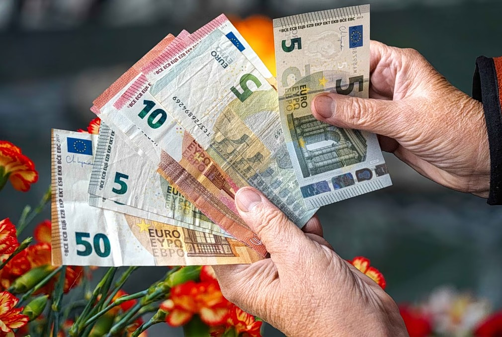 Κανείς δεν το περίμενε: Δείτε πότε μπαίνουν οι συντάξεις Μαΐου στους λογαριασμούς – Όλες οι ημερομηνίες-έκπληξη - NewsPoint.gr
