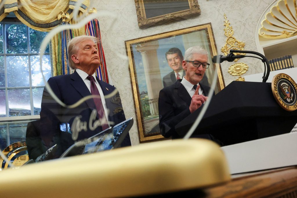 Η αποκάλυψη του Τραμπ για τον Τιμ Κουκ που κανείς δεν περίμενε – Τι συνέβη πίσω από κλειστές πόρτες στη σχέση Apple και Λευκού Οίκου; 1 Η αποκάλυψη του Τραμπ για τον Τιμ Κουκ που κανείς δεν περίμενε – Τι συνέβη πίσω από κλειστές πόρτες στη σχέση Apple και Λευκού Οίκου; - NewsPoint.gr
