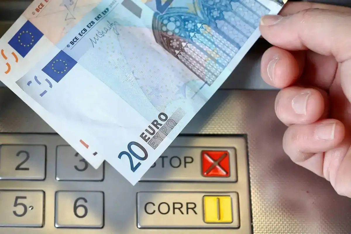 Η απόφαση που αλλάζει τα πάντα: Τι αλλάζει για όσους έχουν μπλοκαρισμένους τραπεζικούς λογαριασμούς λόγω οφειλών - NewsPoint.gr