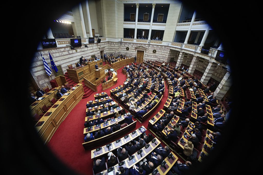 Η αλήθεια που σοκάρει: Πώς η πολιτική απομακρύνθηκε από τους πολίτες και άφησε την κοινωνία στο περιθώριο - NewsPoint.gr