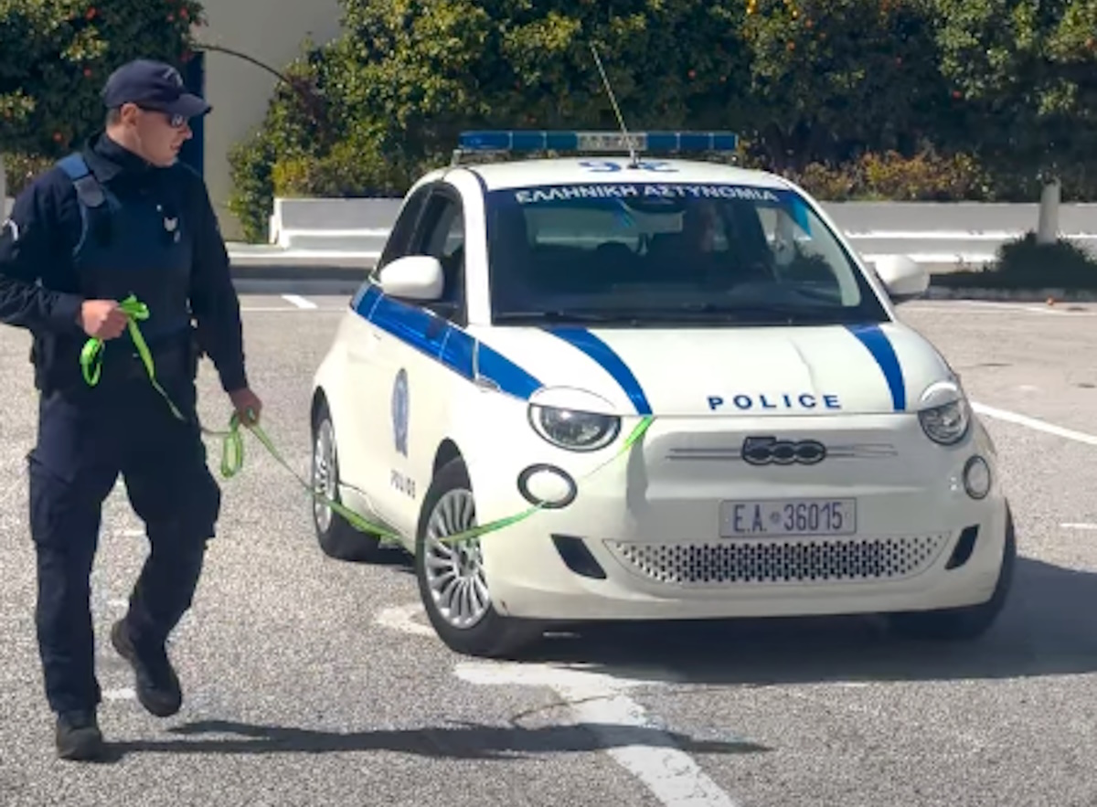 Απίστευτο βίντεο της ΕΛΑΣ συγκλονίζει – Δείτε πώς ένα «μικροσκοπικό» Fiat 500 τρομοκρατεί ολόκληρα περιπολικά και στέλνει ισχυρό μήνυμα για τον σχολικό εκφοβισμό! - NewsPoint.gr