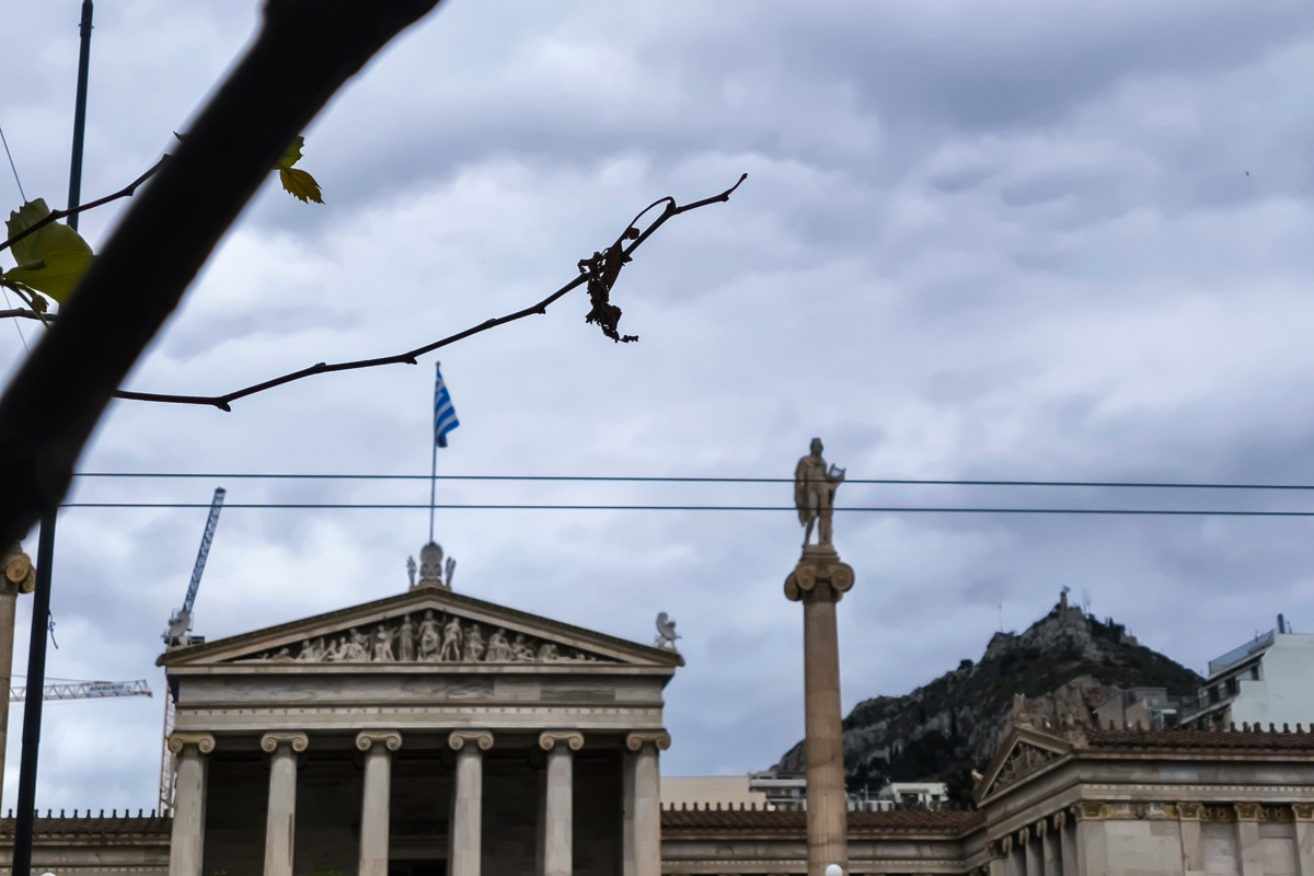 Απίστευτη αλλαγή στον καιρό σήμερα – Πού θα «χτυπήσουν» οι βροχές, ποιες περιοχές απολαμβάνουν λιακάδα! - NewsPoint.gr
