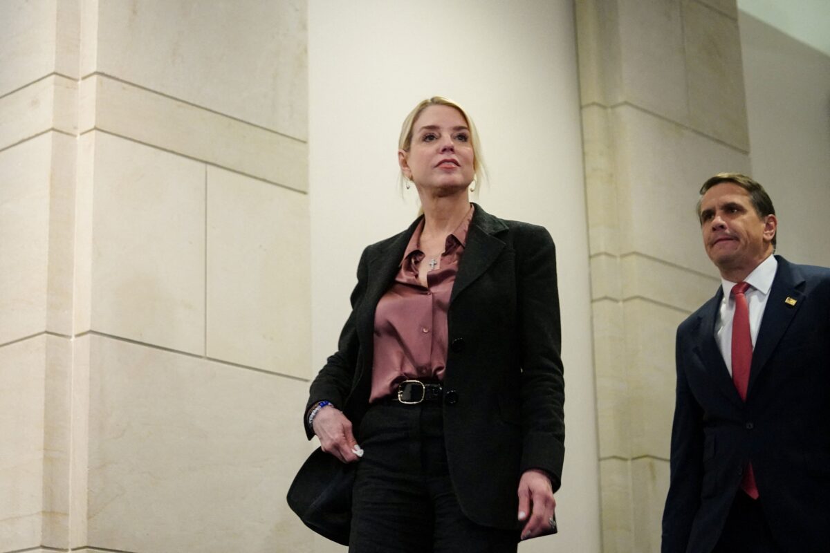 Η αιφνιδιαστική καρατόμηση της Παμ Μπόντι από τον Τραμπ – Τι κρύβεται πίσω από την αποπομπή που ταράζει τον Λευκό Οίκο 1 Η αιφνιδιαστική καρατόμηση της Παμ Μπόντι από τον Τραμπ – Τι κρύβεται πίσω από την αποπομπή που ταράζει τον Λευκό Οίκο - NewsPoint.gr