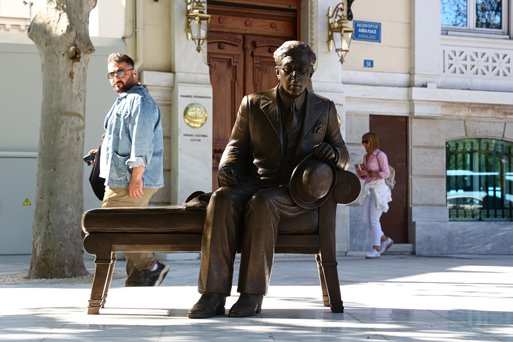 Η συγκινητική επιστροφή του Καβάφη στην Αθήνα: Το άγαλμα που κανείς δεν περίμενε να δει 1 Η συγκινητική επιστροφή του Καβάφη στην Αθήνα: Το άγαλμα που κανείς δεν περίμενε να δει - NewsPoint.gr