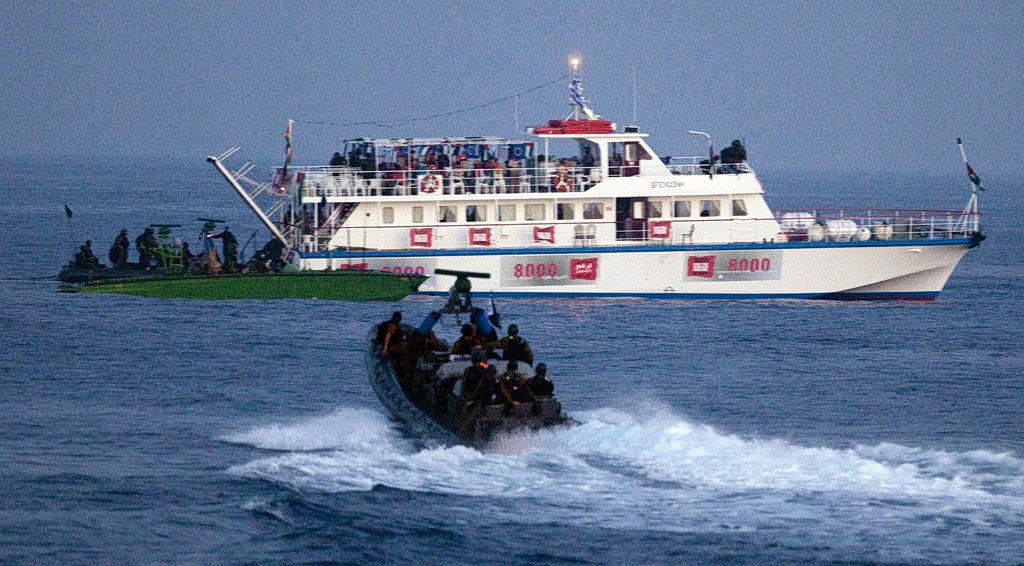 Συναγερμός στα διεθνή ύδατα – Το Ισραήλ περικυκλώνει στόλο με ανθρωπιστική βοήθεια για Γάζα και εξαφανίζονται πλοία! 1 Συναγερμός στα διεθνή ύδατα – Το Ισραήλ περικυκλώνει στόλο με ανθρωπιστική βοήθεια για Γάζα και εξαφανίζονται πλοία! - NewsPoint.gr