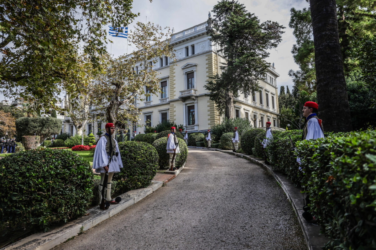 Ανατροπή στην κυβέρνηση: Η ορκωμοσία που φέρνει τα πάνω κάτω στο Προεδρικό Μέγαρο – Δείτε ποιοι αναλαμβάνουν νέα πόστα! 33 Ανατροπή στην κυβέρνηση: Η ορκωμοσία που φέρνει τα πάνω κάτω στο Προεδρικό Μέγαρο – Δείτε ποιοι αναλαμβάνουν νέα πόστα! - NewsPoint.gr