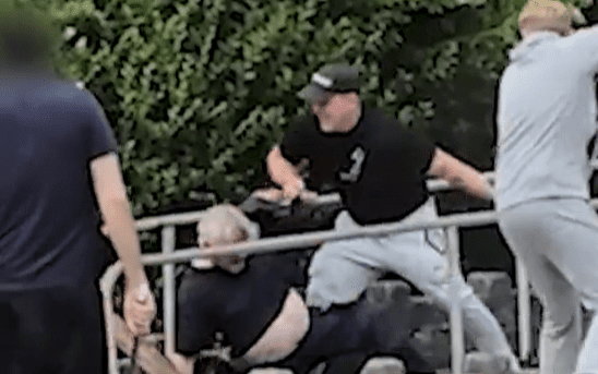 Τρόμος στη Σουόνσι: Απίστευτο ξέσπασμα βίας με όπλα και ρόπαλα για βεντέτα ναρκωτικών – Οι σκηνές που πάγωσαν μια γειτονιά! - NewsPoint.gr