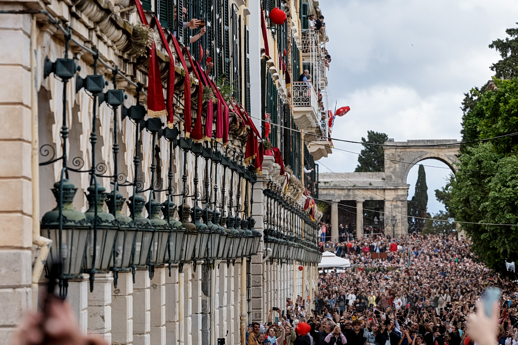 Απίστευτα πασχαλινά έθιμα στην Ελλάδα: Ρίχνουν κανάτια, πετούν ρουκέτες και τρώνε με τους νεκρούς – όσα δεν γνωρίζατε! - NewsPoint.gr