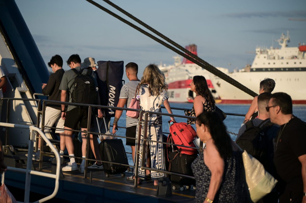 Απίστευτη ανάσα για τους νησιώτες: Η χρηματοδότηση-μαμούθ που αλλάζει τη ζωή τους σε ταξίδια ακτοπλοϊκά και αεροπορικά! - NewsPoint.gr