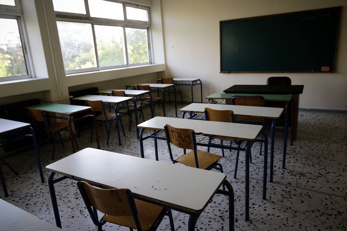 Σοκ σε σχολείο της Εύβοιας: Μαθήτρια τραυματίστηκε όταν έπεσε φωτιστικό από το ταβάνι – Οι γονείς απαιτούν λύσεις τώρα! 1 Σοκ σε σχολείο της Εύβοιας: Μαθήτρια τραυματίστηκε όταν έπεσε φωτιστικό από το ταβάνι – Οι γονείς απαιτούν λύσεις τώρα! - NewsPoint.gr
