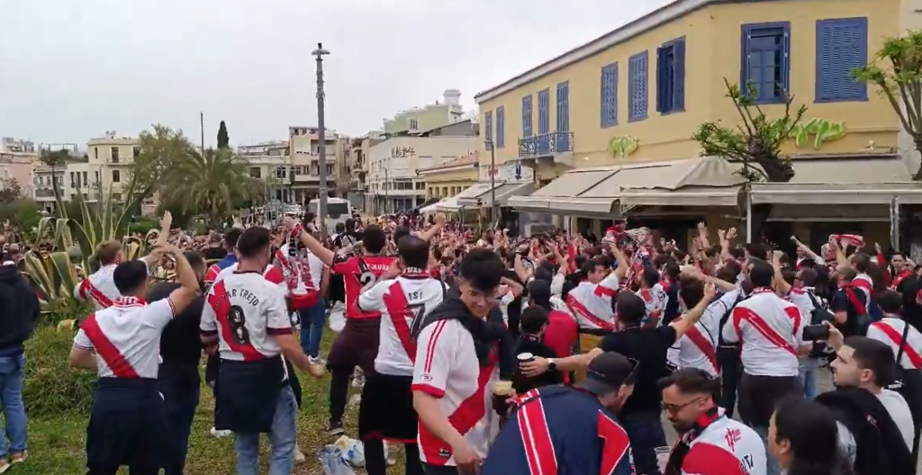Η σκηνή που άφησε άφωνους τους Αθηναίους: Οπαδοί της Ράγιο Βαγιεκάνο έστησαν γιορτή κάτω από την Ακρόπολη! 1 Η σκηνή που άφησε άφωνους τους Αθηναίους: Οπαδοί της Ράγιο Βαγιεκάνο έστησαν γιορτή κάτω από την Ακρόπολη! - NewsPoint.gr