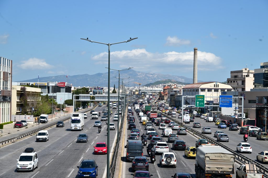 Χάος στους δρόμους και στα λιμάνια: Η πασχαλινή έξοδος εκτροχιάζει τη χώρα – Πάνω από 120.000 οχήματα εγκαταλείπουν την Αττική! - NewsPoint.gr