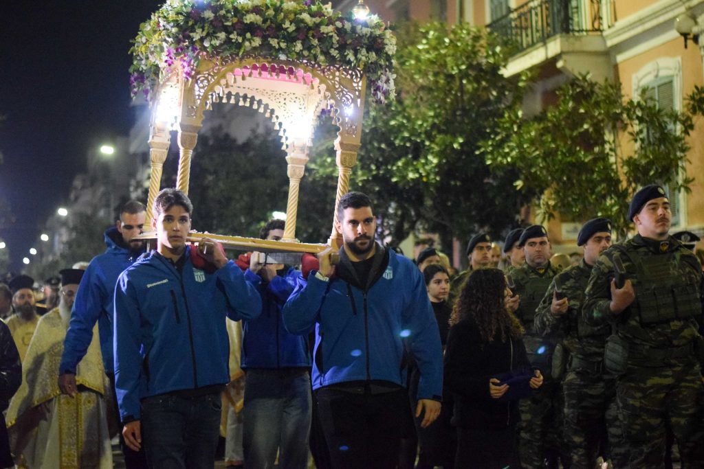 Συγκίνηση και δέος: Η Εθνική Πόλο Εμφανίστηκε Απρόσμενα στην Περιφορά του Επιταφίου στην Αλεξανδρούπολη – Δείτε Τι Συνέβη! - NewsPoint.gr