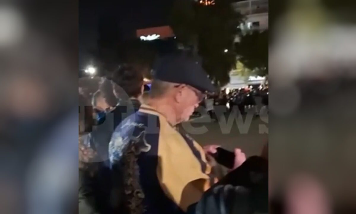 Σοκ στη Γλυφάδα: Ο Ντάνιελ Κρεγκ και η Ρέιτσελ Βάις εμφανίστηκαν απρόσμενα στην περιφορά του Επιταφίου – Το βίντεο που έγινε viral! 1 Σοκ στη Γλυφάδα: Ο Ντάνιελ Κρεγκ και η Ρέιτσελ Βάις εμφανίστηκαν απρόσμενα στην περιφορά του Επιταφίου – Το βίντεο που έγινε viral! - NewsPoint.gr