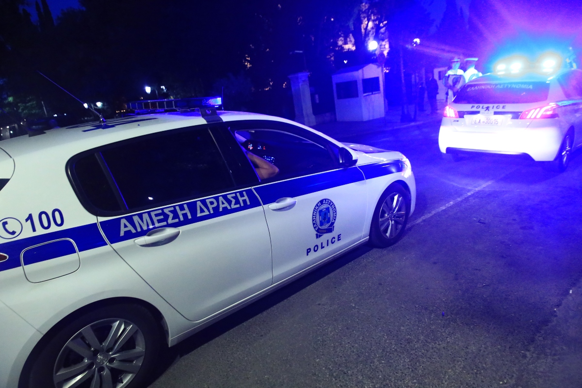 Απίστευτο θρίλερ στη Βάρη: Δραπέτευσαν με 5.000€ παρά τους πυροβολισμούς της αστυνομίας! 1 Απίστευτο θρίλερ στη Βάρη: Δραπέτευσαν με 5.000€ παρά τους πυροβολισμούς της αστυνομίας! - NewsPoint.gr