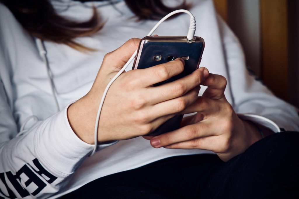 Η ανατριχιαστική στροφή: Γιατί μιλάμε όλο και λιγότερο – Οι αποκαλύψεις για τεχνολογία και πανδημία σοκάρουν! 1 Η ανατριχιαστική στροφή: Γιατί μιλάμε όλο και λιγότερο – Οι αποκαλύψεις για τεχνολογία και πανδημία σοκάρουν! - NewsPoint.gr