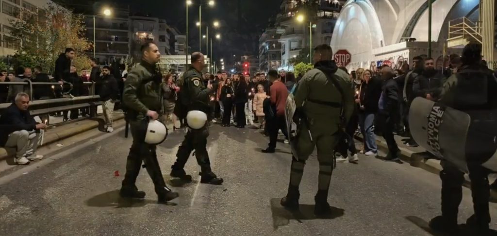 Σκηνές που δεν έχει ξαναδεί ο Νέος Κόσμος: ΜΑΤ και συλλήψεις στην Ανάσταση – Το έθιμο με τις μολότοφ απαγορεύτηκε εν μία νυκτί! - NewsPoint.gr