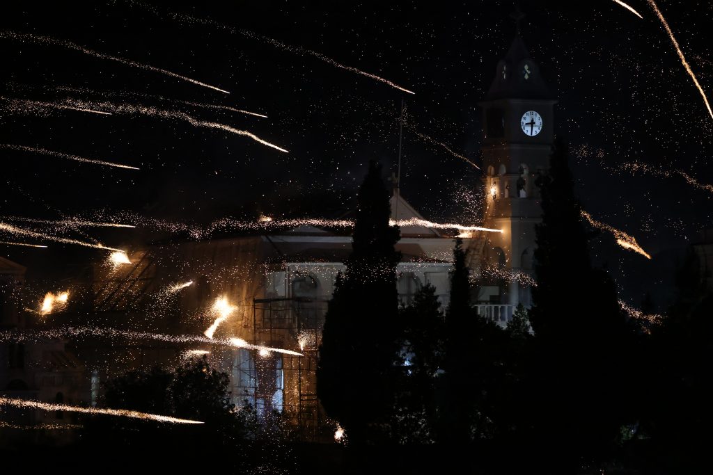 Δεν πίστευαν στα μάτια τους στη Χίο: Η νύχτα που ο Βροντάδος μετατράπηκε σε θέαμα – Ο συγκλονιστικός ρουκετοπόλεμος που συγκίνησε όλους! - NewsPoint.gr