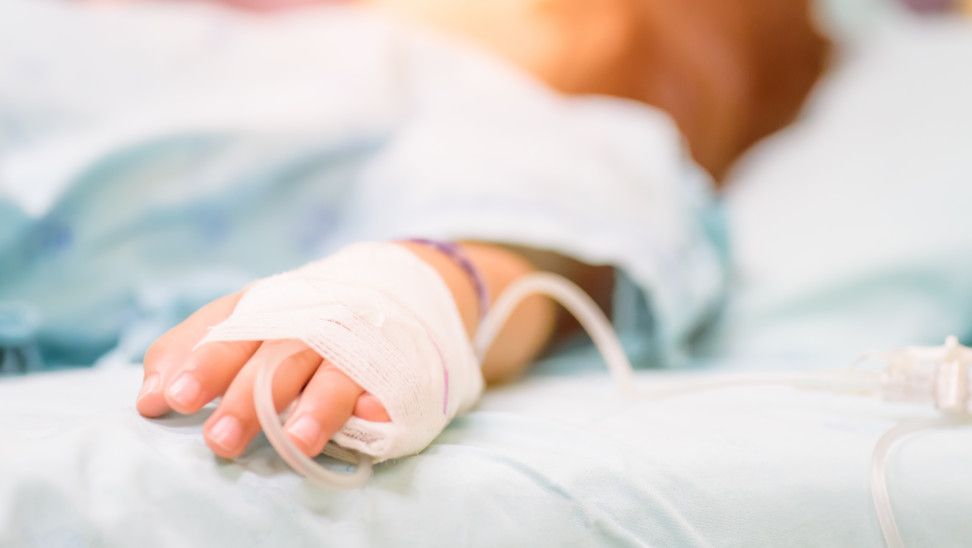 Σοκ στην Εύβοια: Βρέφος 1,5 έτους κατάπιε πετρέλαιο — Η άμεση αντίδραση γιατρών και η σύλληψη του πατέρα - NewsPoint.gr