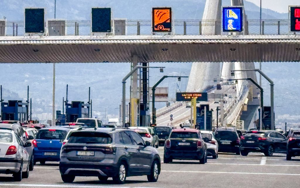Απίστευτη ταλαιπωρία στη Γέφυρα Ρίου-Αντιρρίου – Ουρές χιλιομέτρων και απίστευτη κίνηση λόγω θυελλωδών ανέμων! 1 Απίστευτη ταλαιπωρία στη Γέφυρα Ρίου-Αντιρρίου – Ουρές χιλιομέτρων και απίστευτη κίνηση λόγω θυελλωδών ανέμων! - NewsPoint.gr