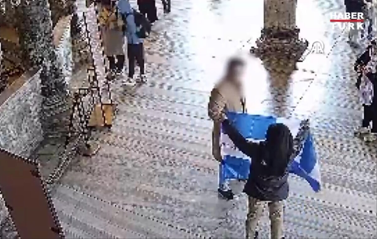 Σάλος στην Αγία Σοφία: Η κίνηση δύο τουριστών με ελληνική σημαία που προκάλεσε θύελλα στην Τουρκία! - NewsPoint.gr