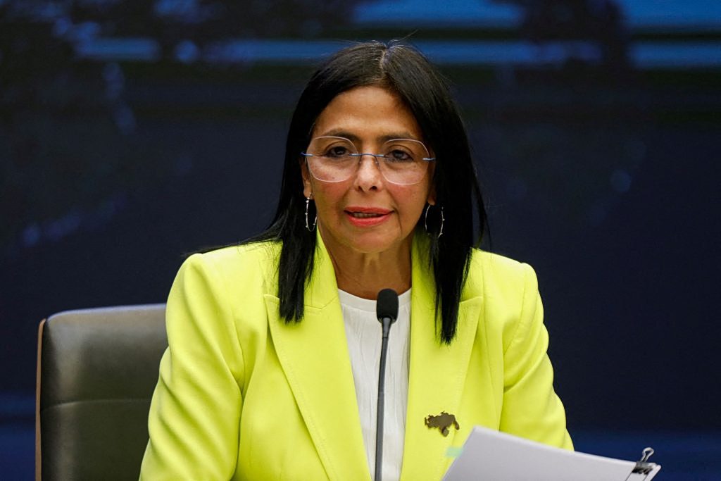 Η συγκλονιστική ανατροπή: Οι ΗΠΑ άρουν τις κυρώσεις κατά της Ντέλσι Ροδρίγκες – Η μυστική συμφωνία που αλλάζει τα πάντα! 31 Η συγκλονιστική ανατροπή: Οι ΗΠΑ άρουν τις κυρώσεις κατά της Ντέλσι Ροδρίγκες – Η μυστική συμφωνία που αλλάζει τα πάντα! - NewsPoint.gr