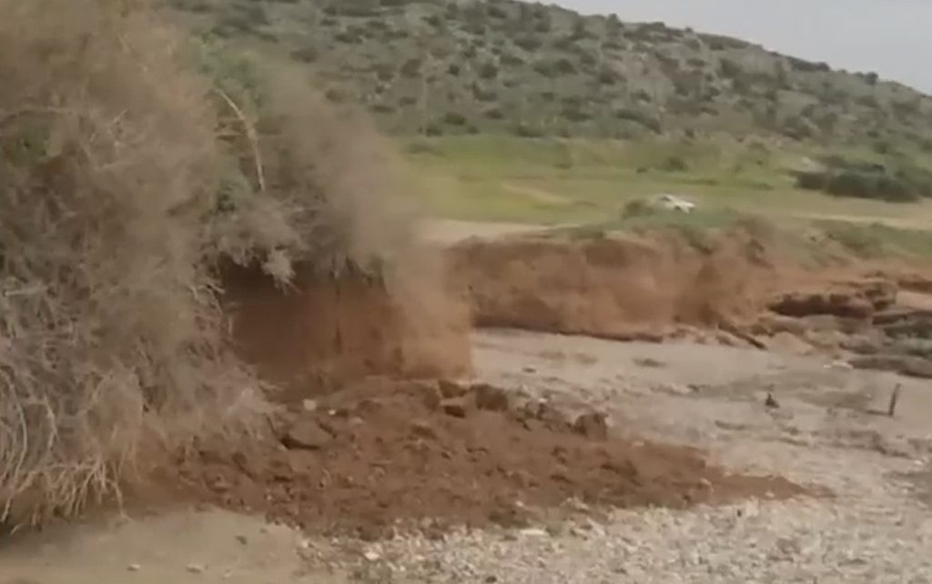 Σοκ στη Βάρκιζα: Πατέρας και γιος παγιδεύτηκαν κάτω από χώματα μπροστά στα μάτια των λουόμενων! 1 Σοκ στη Βάρκιζα: Πατέρας και γιος παγιδεύτηκαν κάτω από χώματα μπροστά στα μάτια των λουόμενων! - NewsPoint.gr