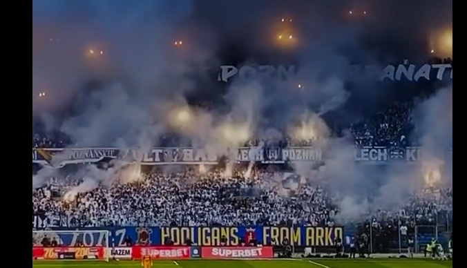 Το tifo-έπος που καθήλωσε την Πολωνία: Η Λεχ Πόζναν ύψωσε τους Αγίους Πέτρο και Παύλο στο γήπεδο – Δείτε το συγκλονιστικό σκηνικό! - NewsPoint.gr