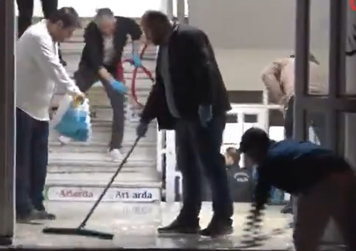 Σοκ στην Τουρκία: Οι αποκαλυπτικές εικόνες μετά το φονικό που «πάγωσε» τη χώρα – Συγκλονιστικές λεπτομέρειες για τον 14χρονο δράστη 1 Σοκ στην Τουρκία: Οι αποκαλυπτικές εικόνες μετά το φονικό που «πάγωσε» τη χώρα – Συγκλονιστικές λεπτομέρειες για τον 14χρονο δράστη - NewsPoint.gr