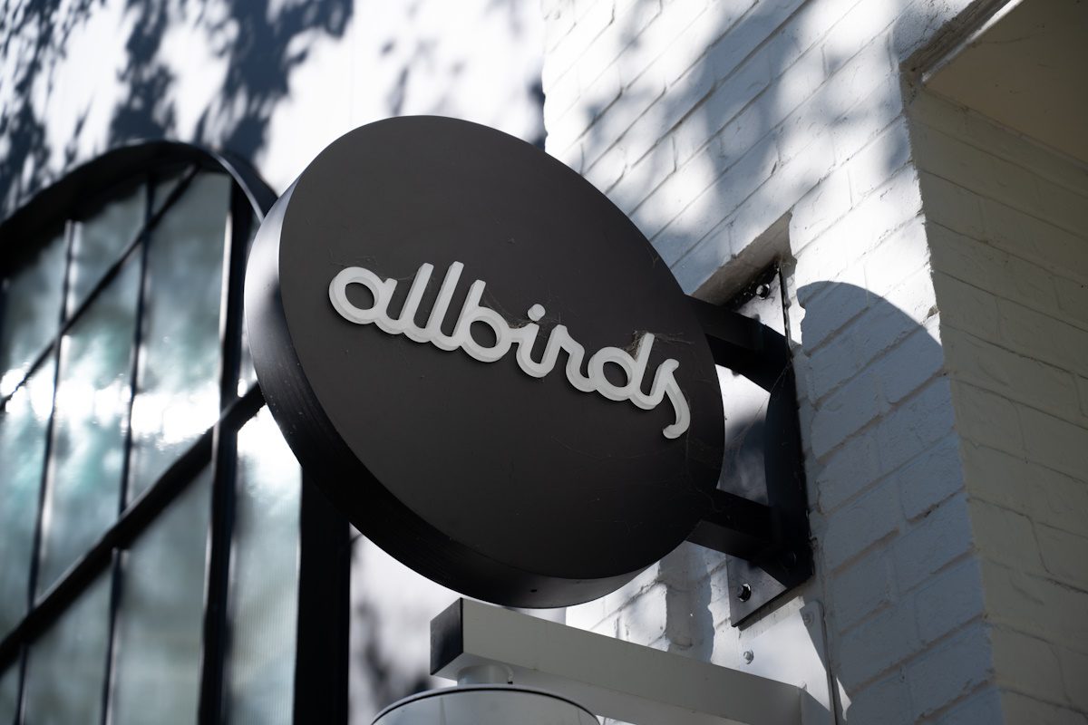 Απρόσμενη ανατροπή: Πώς η Allbirds άφησε τα παπούτσια για την τεχνητή νοημοσύνη και εκτόξευσε τις μετοχές της κατά 580%! - NewsPoint.gr
