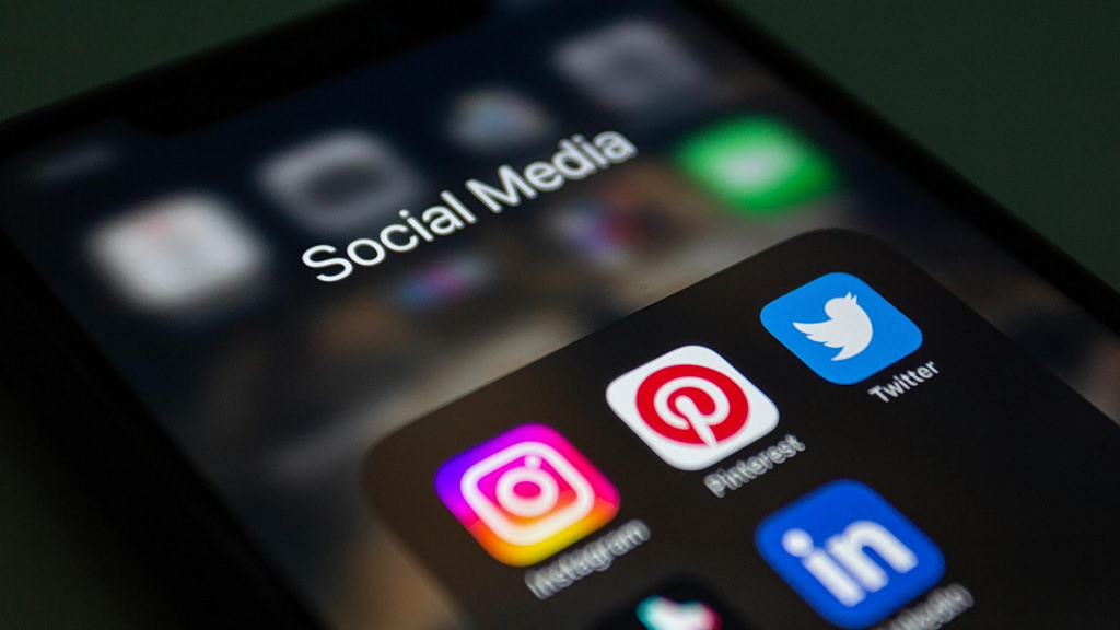 Αυστηρό «φρένο» στα social media για ανήλικους: Η Ευρωπαϊκή επανάσταση που αλλάζει τα πάντα σε Instagram, TikTok & Snapchat! - NewsPoint.gr