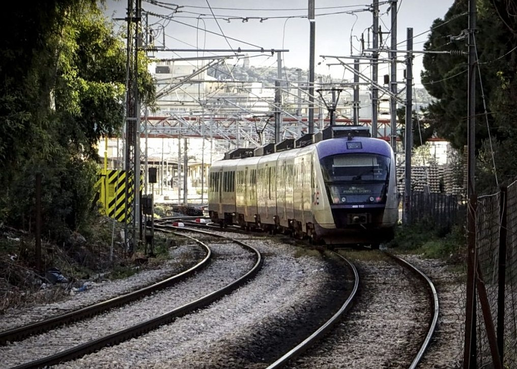 Σοκ στην Πάτρα: Οδηγός παράτησε το αυτοκίνητό του πάνω στις ράγες και τρένο έπεσε πάνω του – Δείτε τι συνέβη - NewsPoint.gr