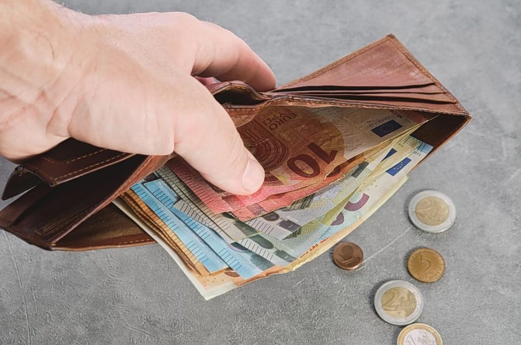 Απίστευτες πληρωμές από e-ΕΦΚΑ και ΔΥΠΑ: Ποιοι θα δουν τα χρήματα στους λογαριασμούς τους αυτή την εβδομάδα; - NewsPoint.gr